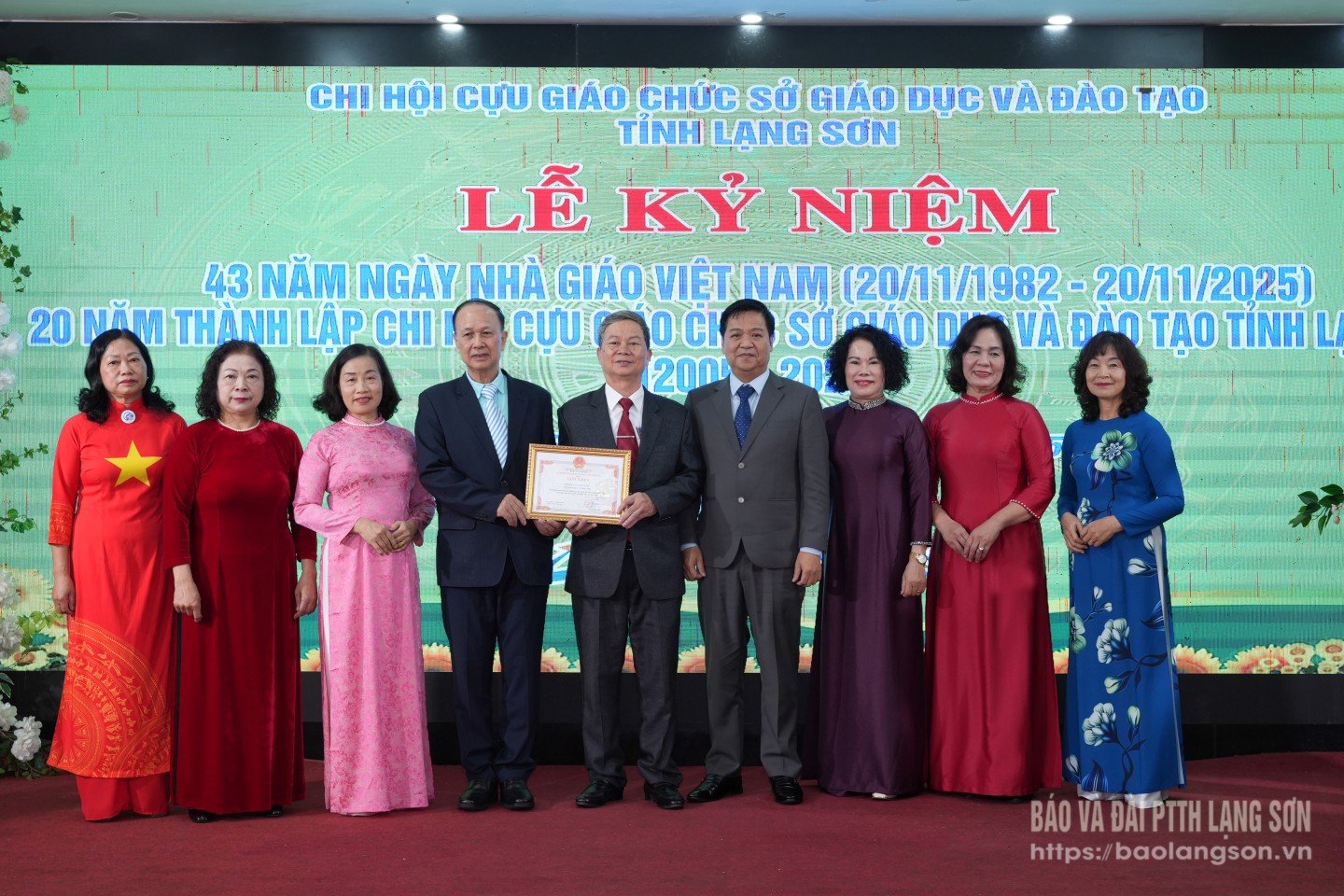 A Volt Tanárok Egyesülete kiemelkedő teljesítményért elismerő oklevelet kapott az Oktatási és Képzési Minisztérium igazgatójától az Oktatási és Képzési Minisztérium Volt Tanárok Egyesülete megalakulásának 20. évfordulója alkalmából.