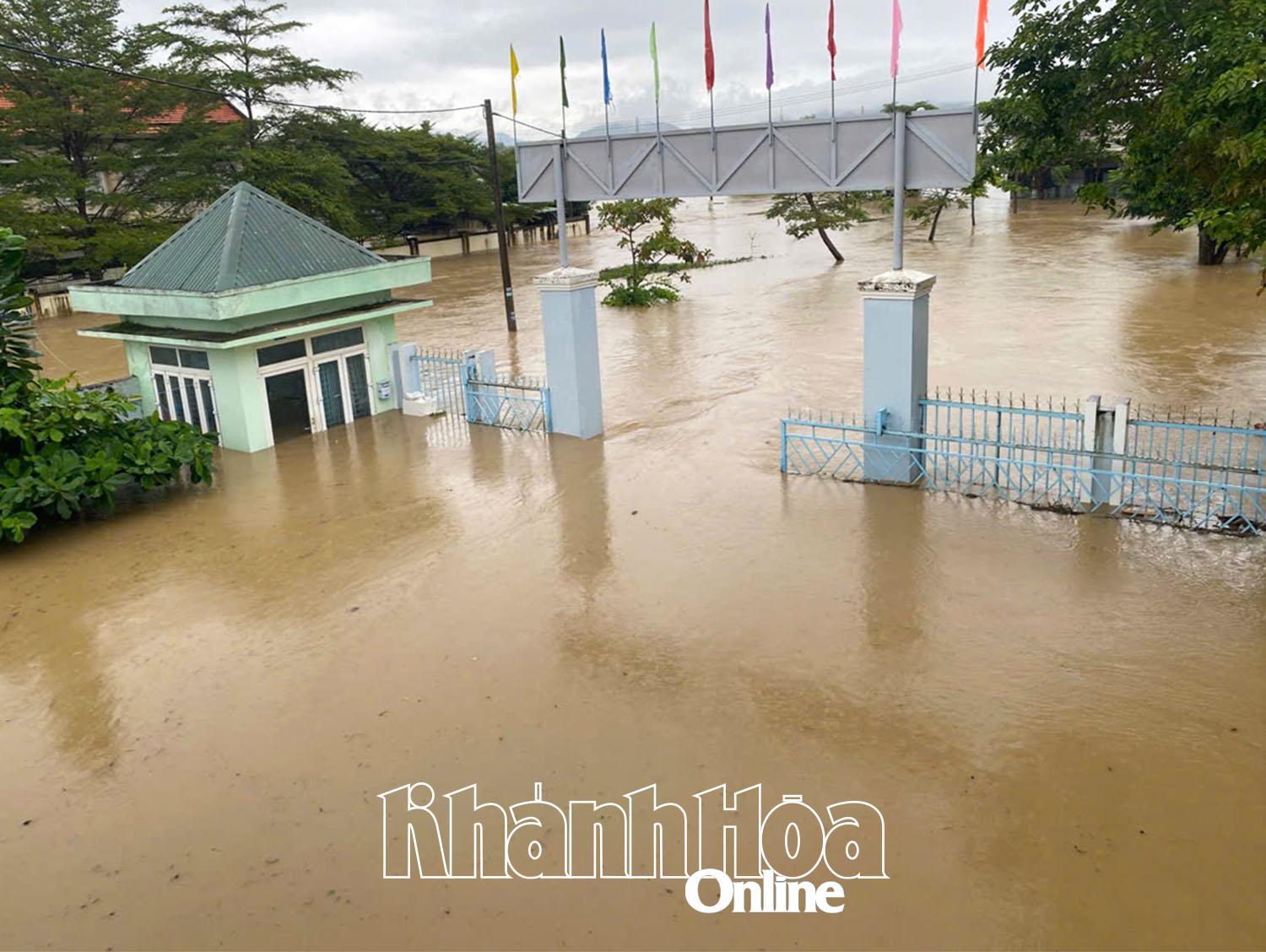 Ráno 17. listopadu byla střední škola Nguyen Dinh Chieu (městská část Nam Nha Trang) zcela zaplavena.