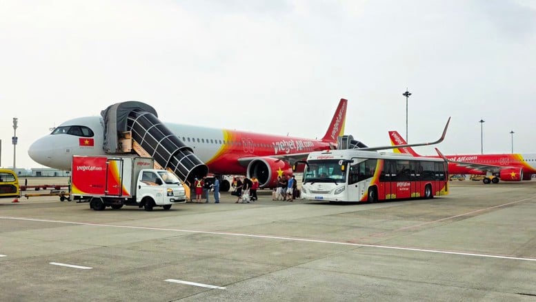 A pontos járatteljesítmény meredeken megnőtt Tan Son Nhat-ban, miután a Vietjet kiszolgálta a pályát, lendületet adva az év végi csúcsnak - 1. kép. Tỷ lệ đúng giờ tăng mạnh tại Tân Sơn Nhất sau khi Vietjet tự phục vụ mặt đất, tạo đà cho cao điểm cuối năm- Ảnh 1.