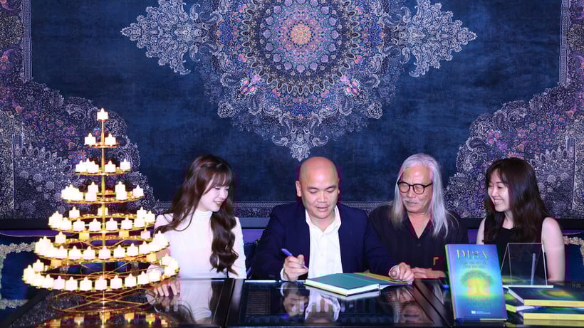 អ្នកនិពន្ធ Ha Huy Thanh (កណ្តាល) ចែករំលែកអំពីសៀវភៅនេះ។