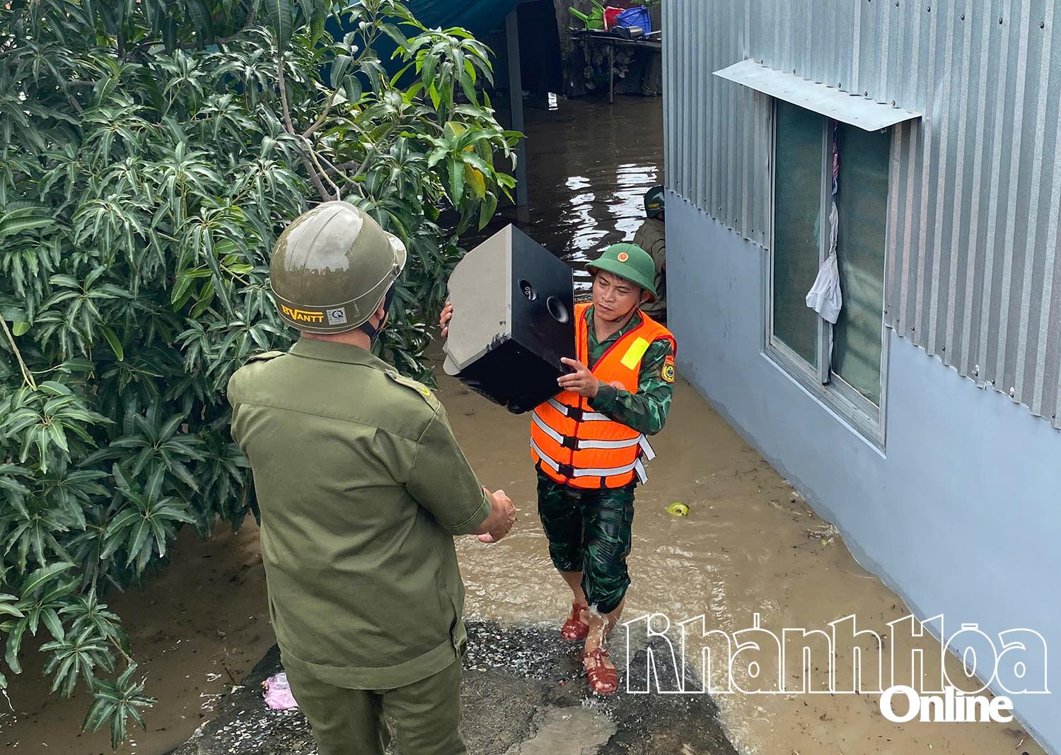 כוחות מחוז דונג האי תומכים באנשים להעביר את רכושם.