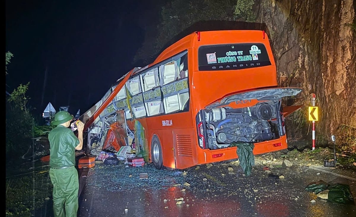 ហេតុការណ៍បាក់ដីនៅ Khanh Le Pass កប់ និងខូចទ្រង់ទ្រាយរថយន្តក្រុងដឹកអ្នកដំណើរ។ រូបថត៖ Phung Quang។ Hiện trường vụ sạt lở đất tại đèo Khánh Lê vùi lấp và làm biến dạng một xe chở khách. Ảnh: Phùng Quang.