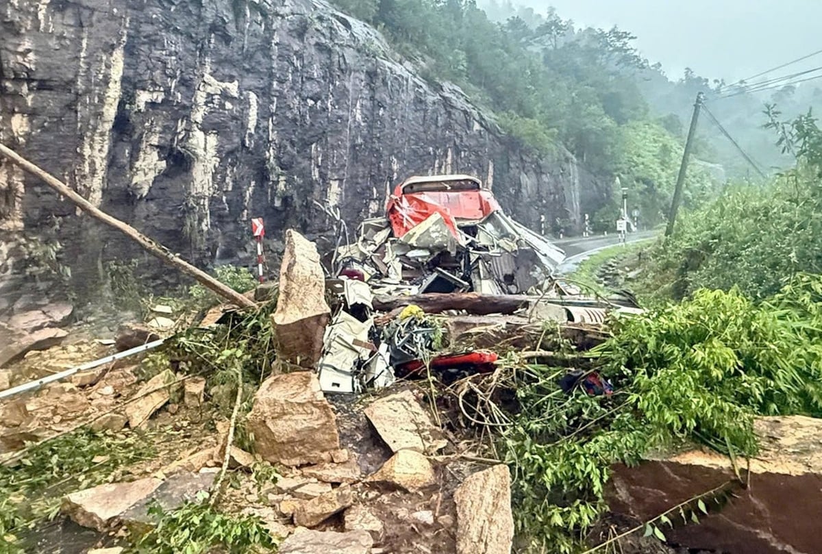 នាយករដ្ឋមន្ត្រីបានស្នើឱ្យប្រធានគណៈកម្មាធិការប្រជាជនខេត្ត Khanh Hoa ធ្វើជាអធិបតី និងសម្របសម្រួលជាមួយកងកម្លាំង និងមូលដ្ឋានពាក់ព័ន្ធ ដើម្បីផ្តោតការយកចិត្តទុកដាក់លើការដោះស្រាយផលវិបាកដោយគ្រោះរអិលបាក់ដីនៅ Khanh Le Pass ឱ្យបានឆាប់រហ័ស។ រូបថត៖ Phung Quang។ Thủ tướng yêu cầu Chủ tịch UBND tỉnh Khánh Hòa chủ trì, phối hợp với các lực lượng và địa phương liên quan tập trung khắc phục nhanh hậu quả vụ sạt lở tại đèo Khánh Lê. Ảnh: Phùng Quang.