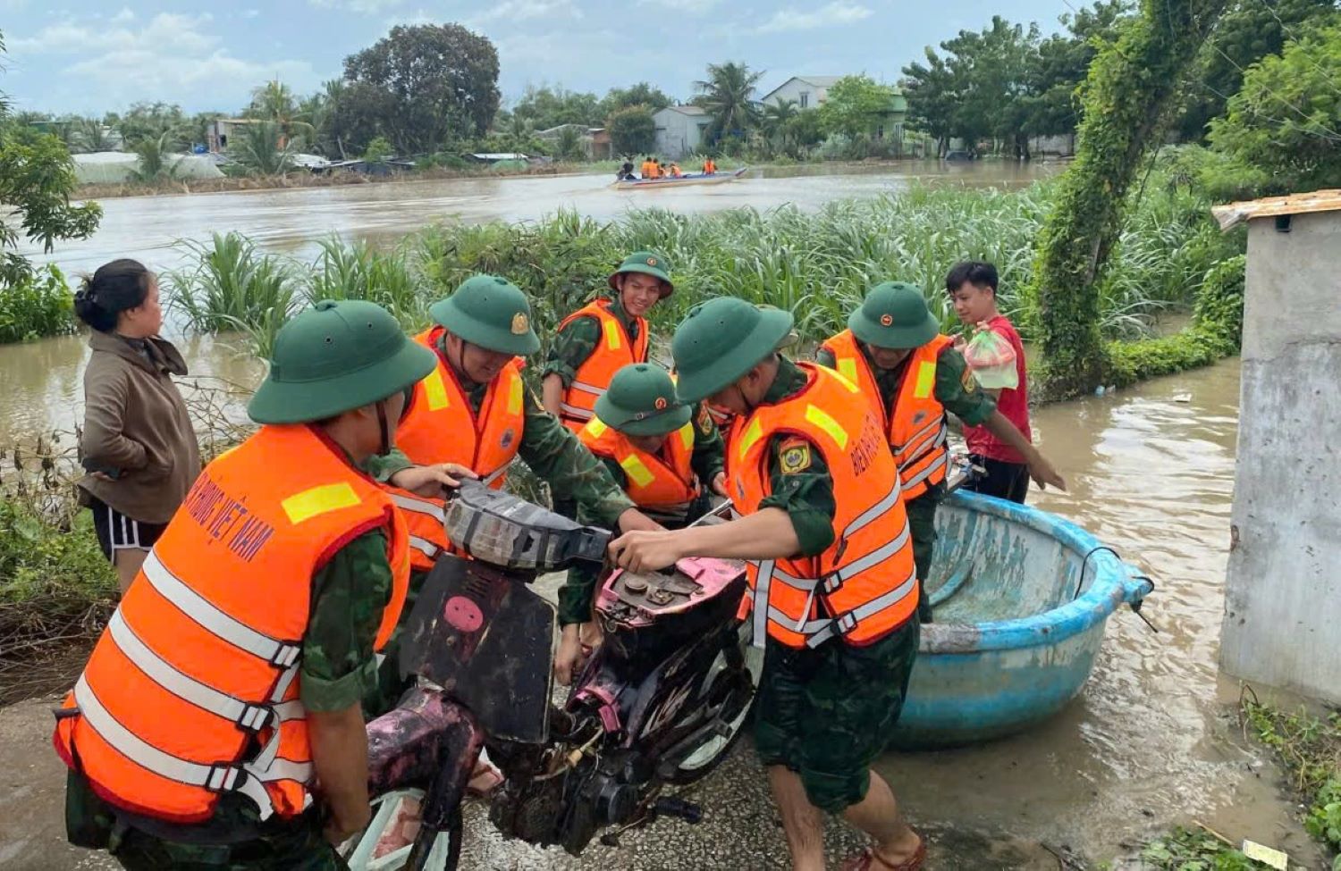 Agenten en soldaten van de grensbewakingspost Dong Hai hielpen bij de evacuatie van mensen en eigendommen naar een veilige plek.