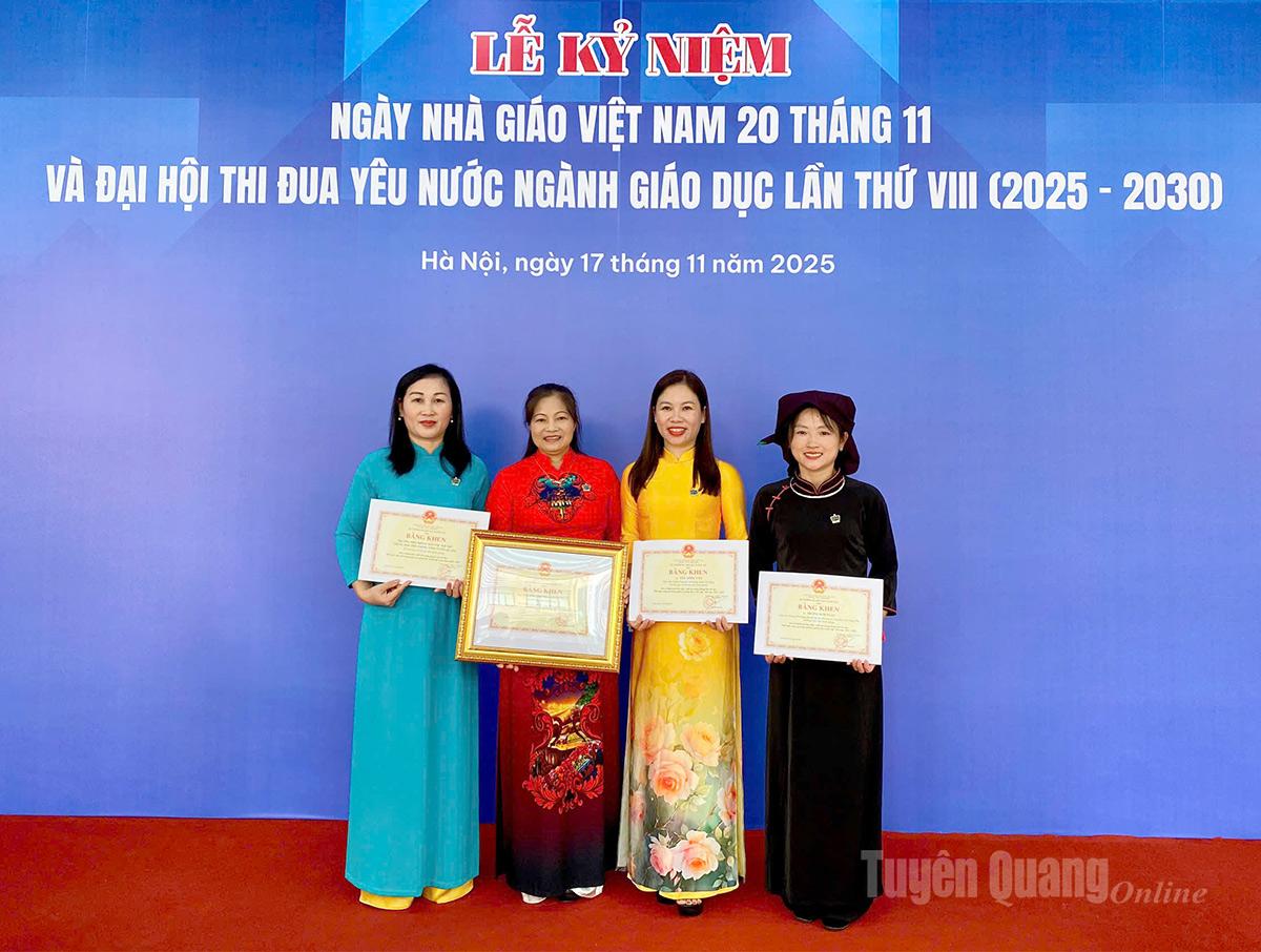 តំណាងសមូហភាព និងបុគ្គលនៃវិស័យអប់រំទូទៅនៃខេត្ត Tuyen Quang បានទទួលវិញ្ញាបនបត្រកុសលពីរដ្ឋមន្ត្រីក្រសួងអប់រំ និងបណ្តុះបណ្តាល។