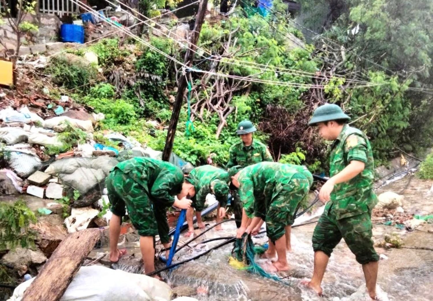 Agenten en soldaten van de grensbewakingspost Binh Ba hebben de stroom snel verholpen en overstromingen op het eiland Binh Ba voorkomen.