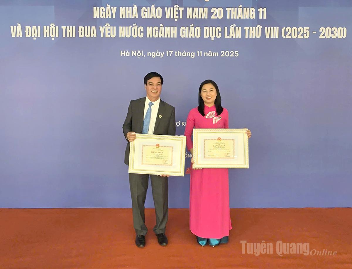 លោកគ្រូ Do Xuan Truong មហាវិទ្យាល័យ Tuyen Quang នៃបច្ចេកវិទ្យា និងវិស្វកម្ម និងគ្រូបង្រៀន Nguyen Thi Thu Ha មហាវិទ្យាល័យបច្ចេកវិទ្យា និងវិស្វកម្ម Ha Giang បានទទួលវិញ្ញាបនបត្រពីរដ្ឋមន្ត្រីក្រសួងអប់រំ និងបណ្តុះបណ្តាល។