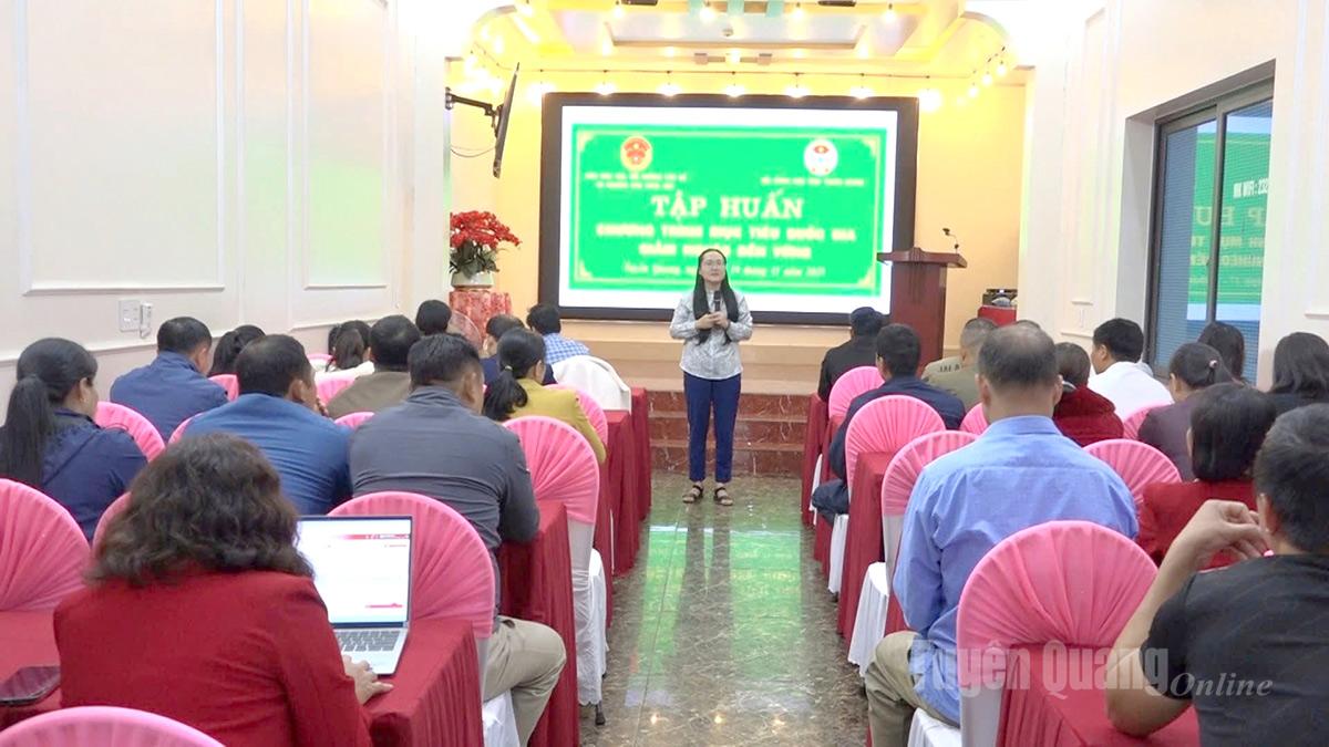 សិក្ខាកាមចូលរួមវគ្គបណ្ដុះបណ្ដាលដើម្បីបង្កើនជំនាញដល់មន្ត្រីដែលបម្រើការងារក្នុងការកាត់បន្ថយភាពក្រីក្រ។