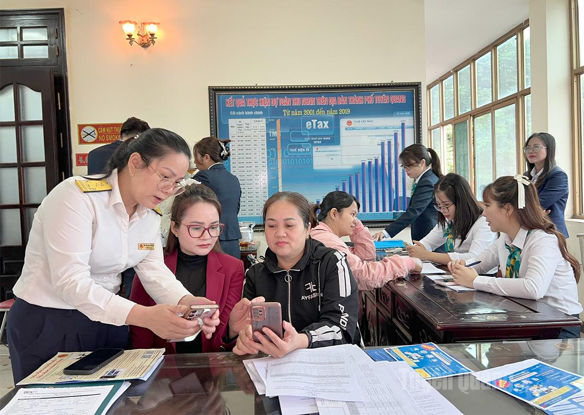 Налоговые инспекторы Базы 1 оказывают поддержку коммерческим домохозяйствам в электронном декларировании и уплате налогов.