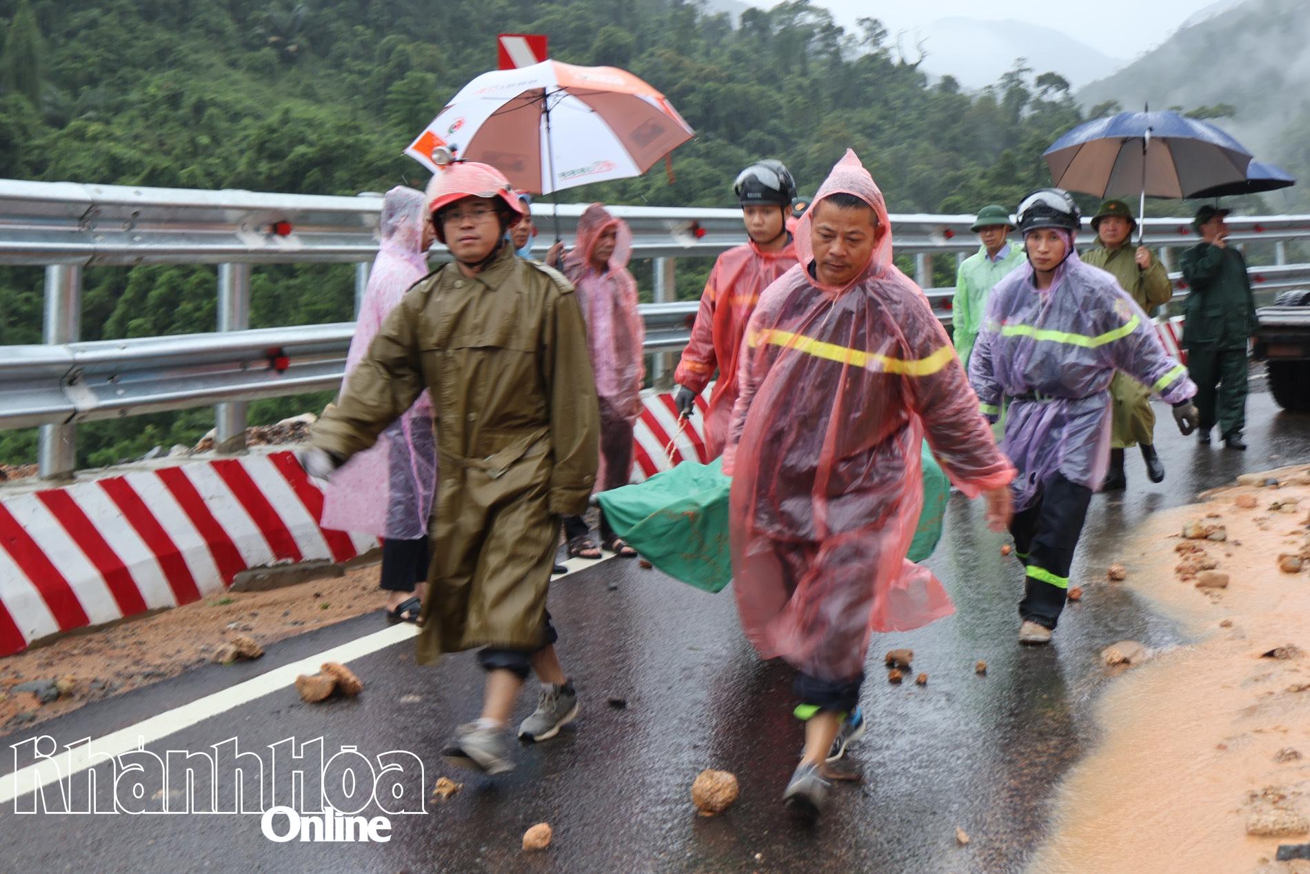 Oběti jsou odváděny z místa činu.