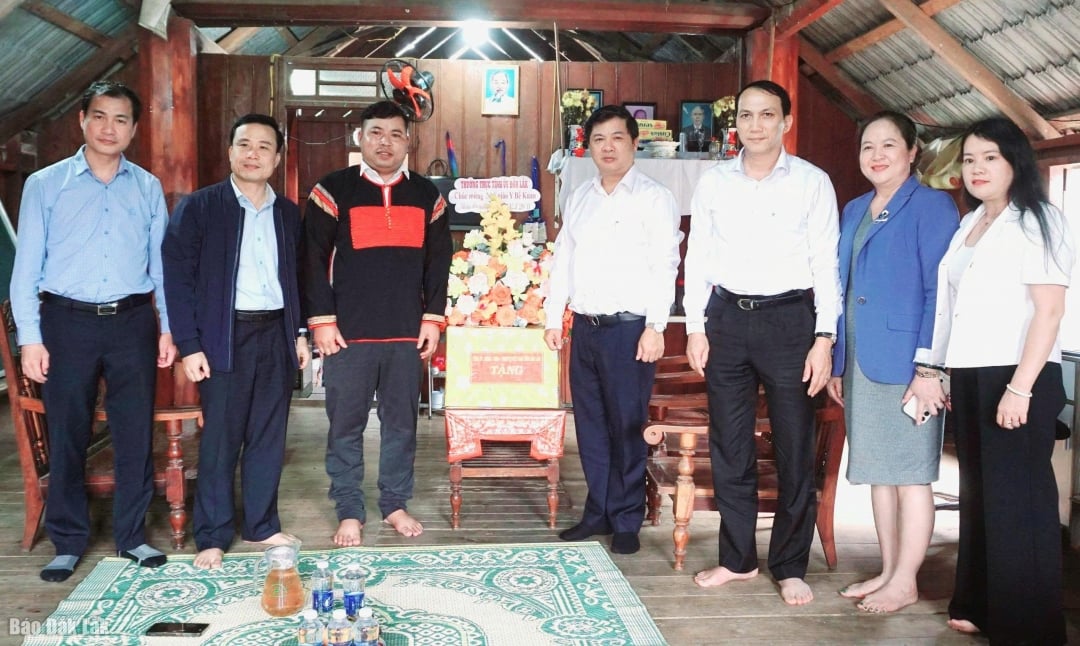 លេខាបក្សខេត្ត Luong Nguyen Minh Triet បានទៅសួរសុខទុក្ខ និងជូនអំណោយដល់លោកគ្រូ អ្នកគ្រូ Y Be Kuan (នៅភូមិ Plum ឃុំ Hoa Son)។