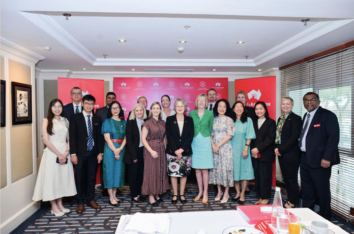 Möte med alumner från Adelaide med Australiens ambassadör i Vietnam och guvernören i South Australia under guvernörens besök i Vietnam.