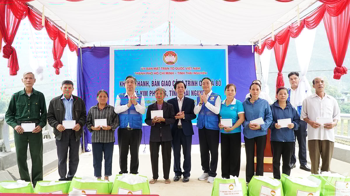 Při této příležitosti předal Výbor Vlastenecké fronty v Ho Či Minově Městě 30 dárků 30 domácnostem postiženým nedávnou bouří č. 11.