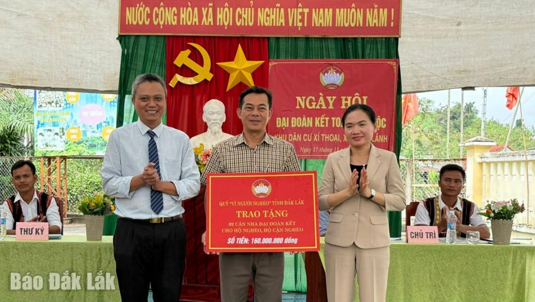 ສະຫາຍ ດິງທິທູແທ່ງ, ກຳມະການປະຈຳພັກ, ຫົວໜ້າຄະນະໂຄສະນາອົບຮົມແຂວງ, ມອບເງິນໜູນຊ່ວຍກໍ່ສ້າງເຮືອນພັກສາມັກຄີໃຫ້ບັນດາທ້ອງຖິ່ນ.