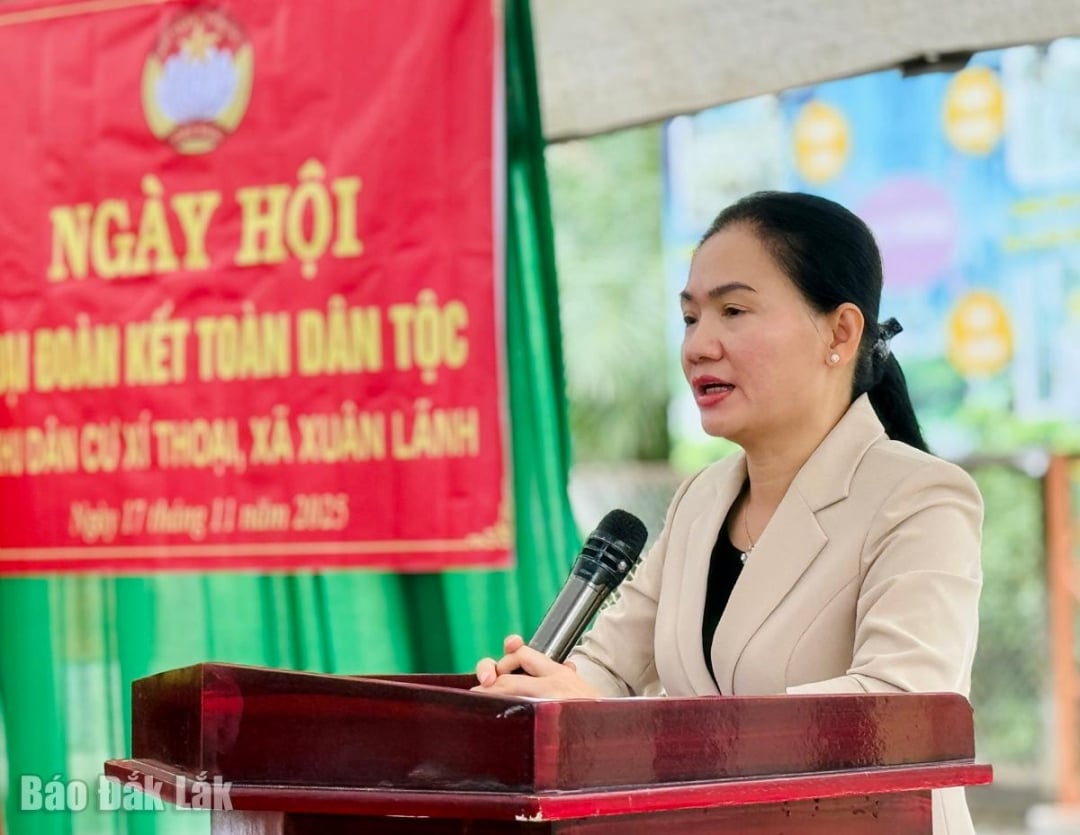 ສະຫາຍ ດິງທິທູແທ່ງ, ກຳມະການປະຈຳພັກແຂວງ, ຫົວໜ້າຄະນະໂຄສະນາອົບຮົມແຂວງ, ກ່າວຄຳເຫັນທີ່ງານບຸນ.