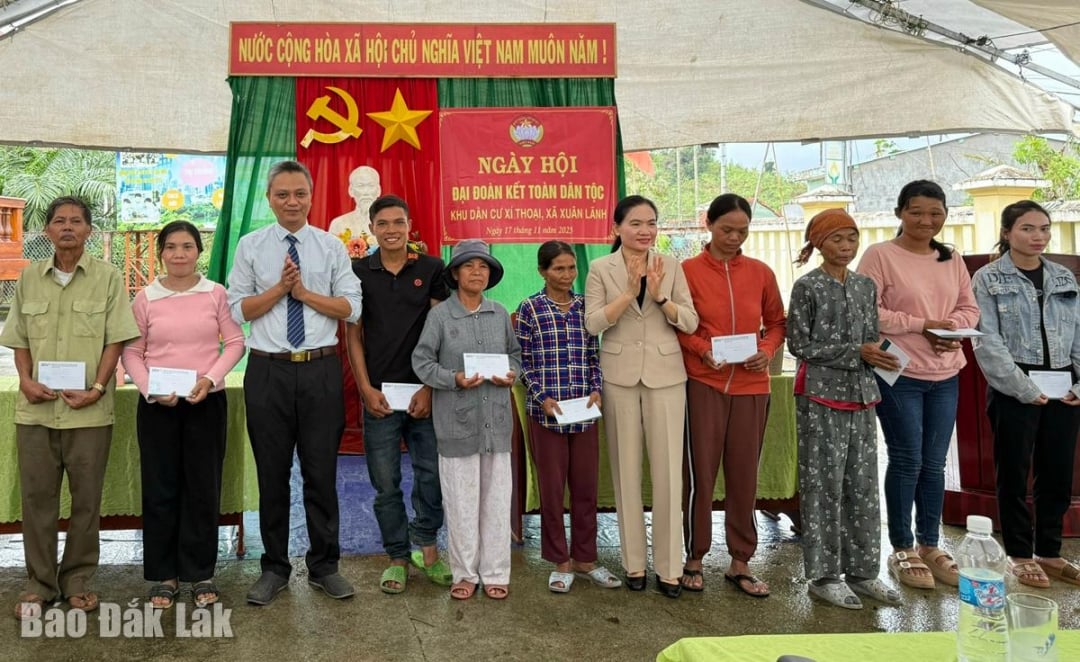 ສະຫາຍ ດິງທິທູແທ່ງ, ກໍາມະການຄະນະປະຈໍາພັກແຂວງ, ຫົວໜ້າຄະນະໂຄສະນາອົບຮົມແຂວງ, ການນໍາທ້ອງຖິ່ນ ໄດ້ມອບຂອງຂວັນໃຫ້ບັນດາຄອບຄົວທຸກຍາກ ແລະ ດ້ອຍໂອກາດໃນບ້ານ.