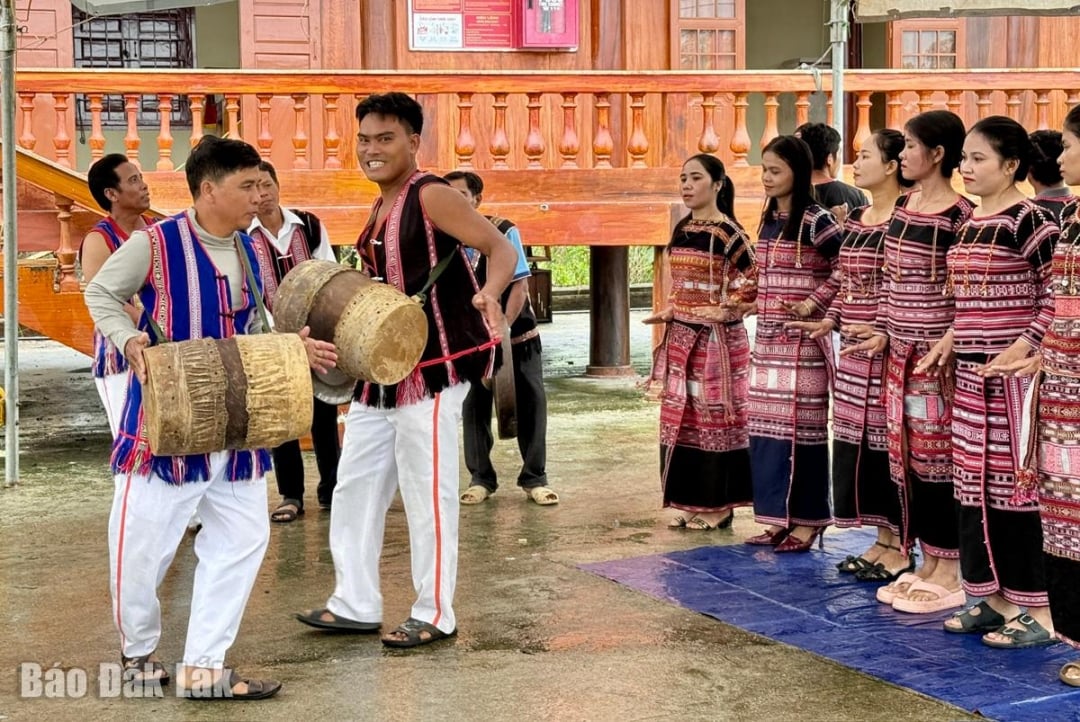 ການສະແດງທຳມະດາຂອງໝູ່ບ້ານຊີ່ທ້ວຍເພື່ອສະເຫຼີມສະຫຼອງງານບຸນ.