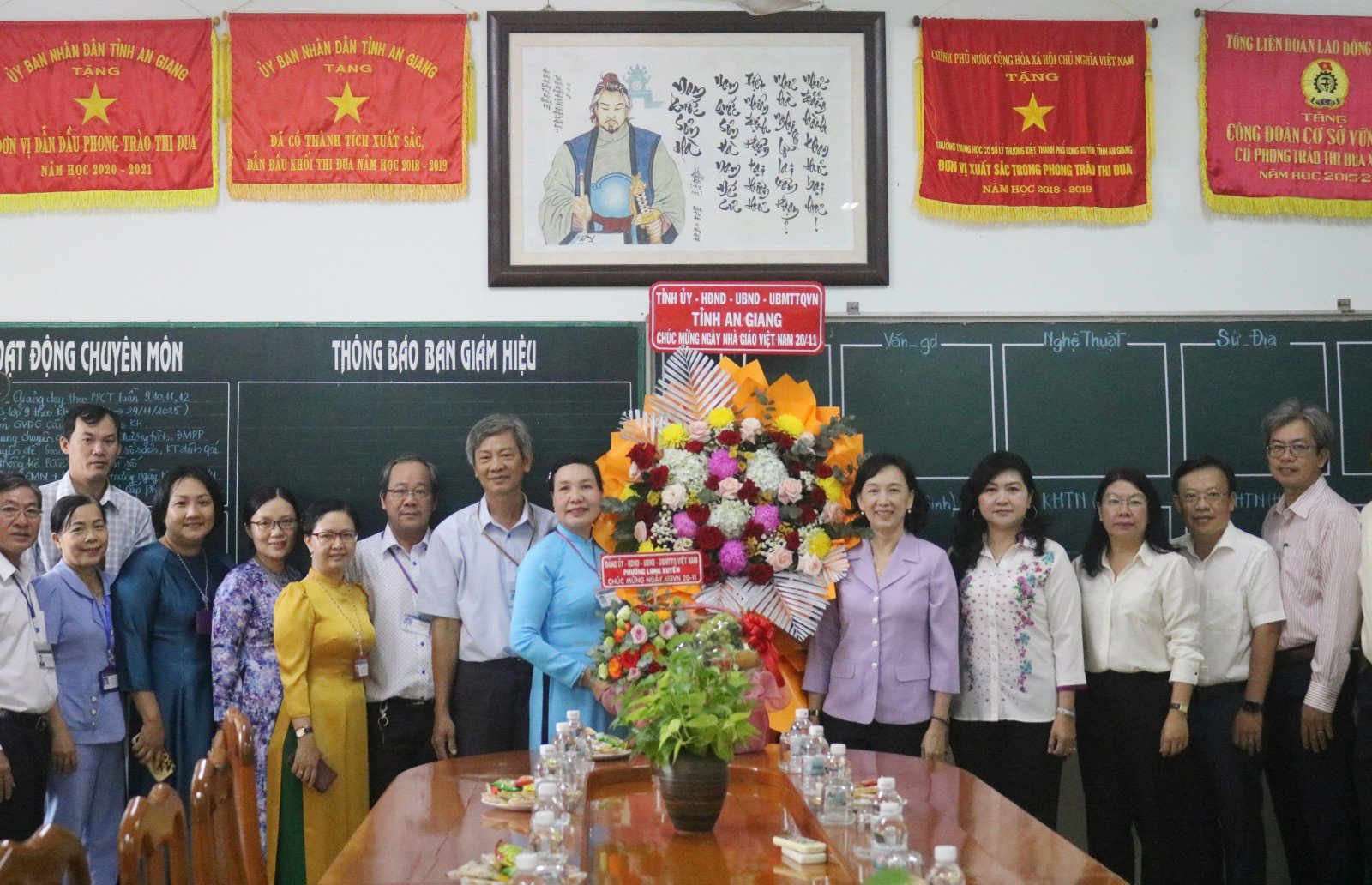 ថ្នាក់ដឹកនាំខេត្ត An Giang បានទៅសួរសុខទុក្ខ និងជូនអំណោយដល់សម្ភារៈសិក្សានៅវួដ Long Xuyen។