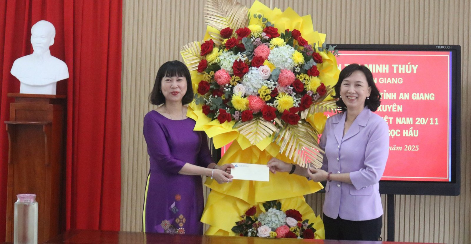 ថ្នាក់ដឹកនាំខេត្ត An Giang បានទៅសួរសុខទុក្ខ និងជូនអំណោយដល់សម្ភារៈសិក្សានៅវួដ Long Xuyen។