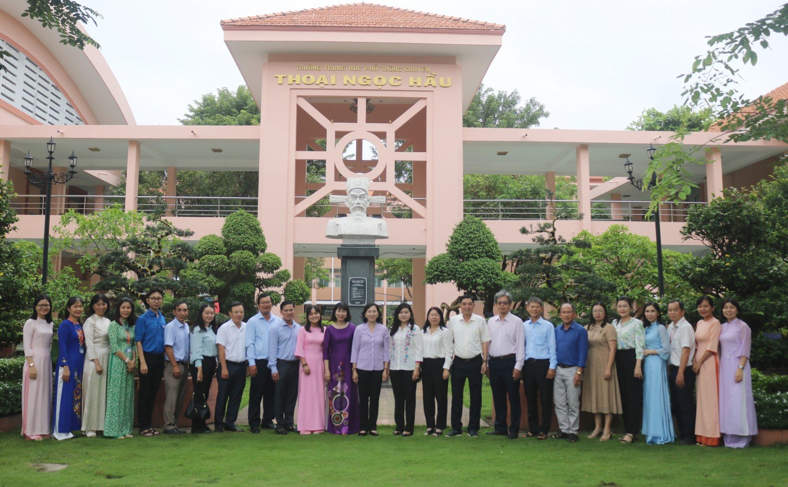 ថ្នាក់ដឹកនាំខេត្ត An Giang បានទៅសួរសុខទុក្ខ និងជូនអំណោយដល់សម្ភារៈសិក្សានៅវួដ Long Xuyen។