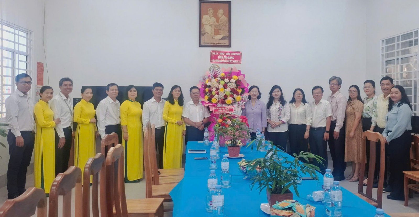 ថ្នាក់ដឹកនាំខេត្ត An Giang បានទៅសួរសុខទុក្ខ និងជូនអំណោយដល់សម្ភារៈសិក្សានៅវួដ Long Xuyen។