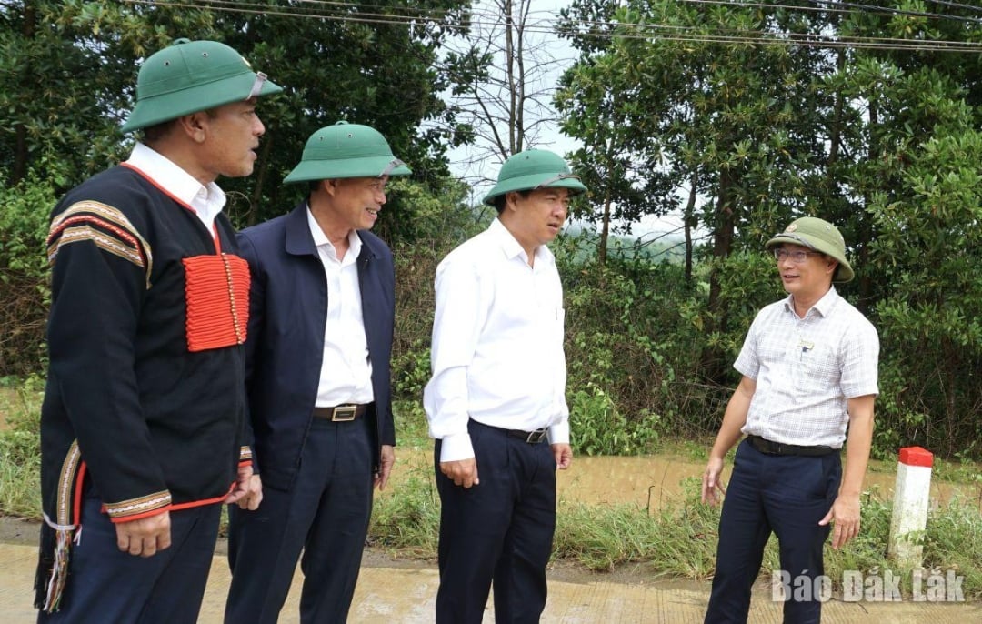 Vedoucí představitelé provincie a obce Cu Pui prohlédli situaci související s povodněmi ve vesnici Khoa.