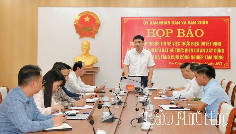 Obec Van Xuan uspořádala tiskovou konferenci, na které informovala o nuceném vyvlastnění pozemků za účelem realizace projektu.