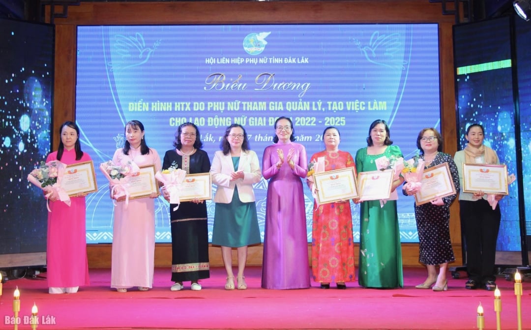 សហភាពនារីខេត្តបានប្រគល់វិញ្ញាបនបត្រសមូហភាពដល់សមូហភាពចំនួន ៩រូប និងបុគ្គល ៨រូប ដែលពូកែក្នុងការអភិវឌ្ឍសេដ្ឋកិច្ចសមូហភាព។