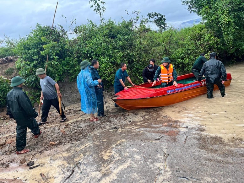 Angkatan bersenjata segera menyelamatkan 10 orang yang terisolasi akibat banjir di Gia Lai - Foto 1. Lực lượng vũ trang kịp thời cứu 10 người dân bị cô lập do mưa lũ ở Gia Lai- Ảnh 1.