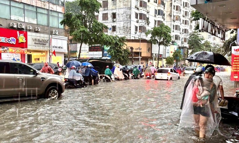 El Ministerio de Construcción propone una serie de soluciones para prevenir las inundaciones urbanas - Foto 1. Bộ Xây dựng đề xuất loạt giải pháp chống ngập úng đô thị- Ảnh 1.