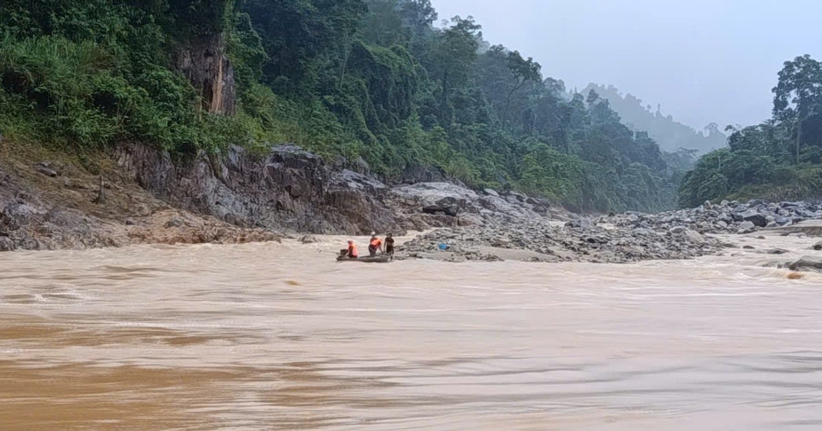 Kịp thời giải cứu hai người dân mắc kẹt trong dòng lũ xiết ở Phước Chánh