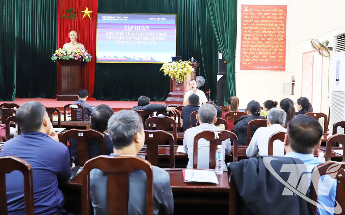 ພະນັກງານຂອງກົມຄຸ້ມຄອງຄຸນນະພາບຜະລິດຕະພັນກະສິກຳ, ປ່າໄມ້ ແລະ ການປະມົງ ຜັນຂະຫຍາຍເອກະສານ ແລະ ລະບຽບການໃໝ່ກ່ຽວກັບການຄຸ້ມຄອງຄຸນນະພາບຜະລິດຕະພັນກະສິກຳ, ປ່າໄມ້ ແລະ ການປະມົງ.