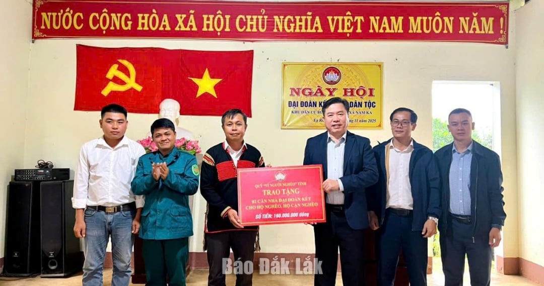 Membru al Comitetului permanent provincial, vicepreședinte permanent al Comitetului provincial Frontului Patriei Vietnam, Tran Huu, a prezentat finanțare pentru a sprijini construcția a două case ale Marii Solidarități pentru persoanele aflate în dificultate.