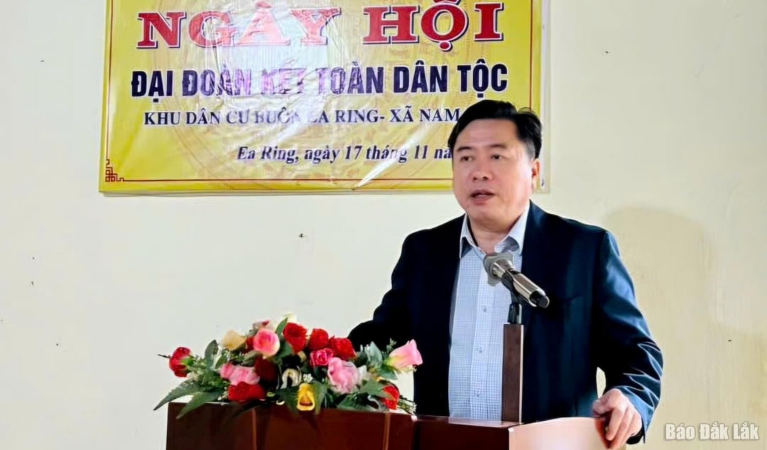 Membru al Comitetului permanent provincial, vicepreședinte permanent al Comitetului provincial Frontului Patriei Vietnam, Tran Huu The, a vorbit la festival.