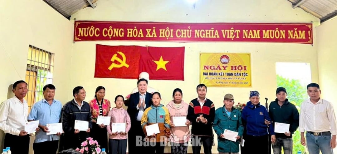 Liderii Comitetului Frontului Patriei Vietnam din provincie și din comuna Nam Ka au oferit cadouri persoanelor defavorizate din satul Ea Ring.