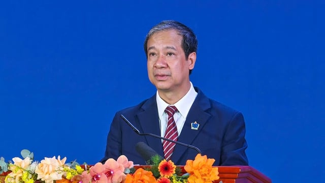 O Ministro Nguyen Kim Son presta homenagem aos professores e à situação atual da educação - Foto 1. Bộ trưởng Nguyễn Kim Sơn tri ân nhà giáo và vị thế giáo dục hiện nay - Ảnh 1.
