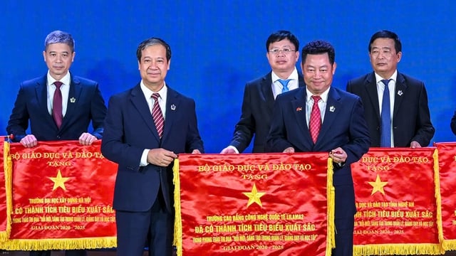 O Ministro Nguyen Kim Son presta homenagem aos professores e à situação atual da educação - Foto 2. Bộ trưởng Nguyễn Kim Sơn tri ân nhà giáo và vị thế giáo dục hiện nay - Ảnh 2.