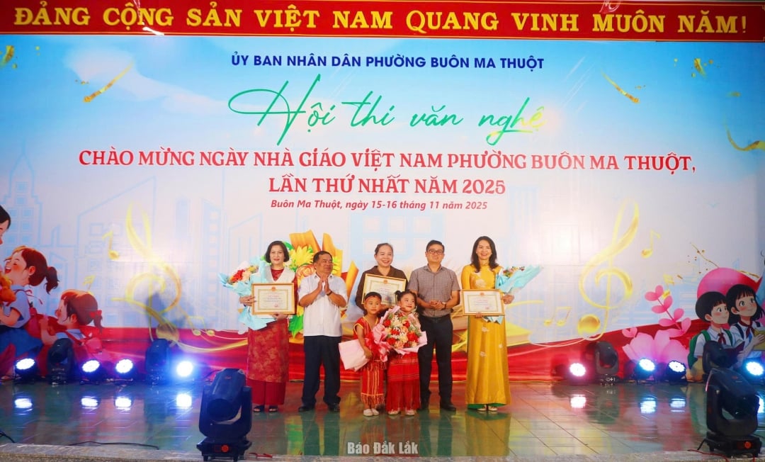 គណៈកម្មការរៀបចំពិធីប្រគល់រង្វាន់ដល់គ្រប់អង្គភាព។