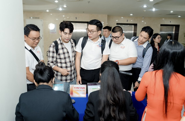 Przewodnik turystyczny, który kocha swoją pracę, po raz pierwszy występuje w telewizji - zdjęcie 1. Hướng dẫn viên du lịch yêu nghề lần đầu tranh tài trên truyền hình- Ảnh 1.