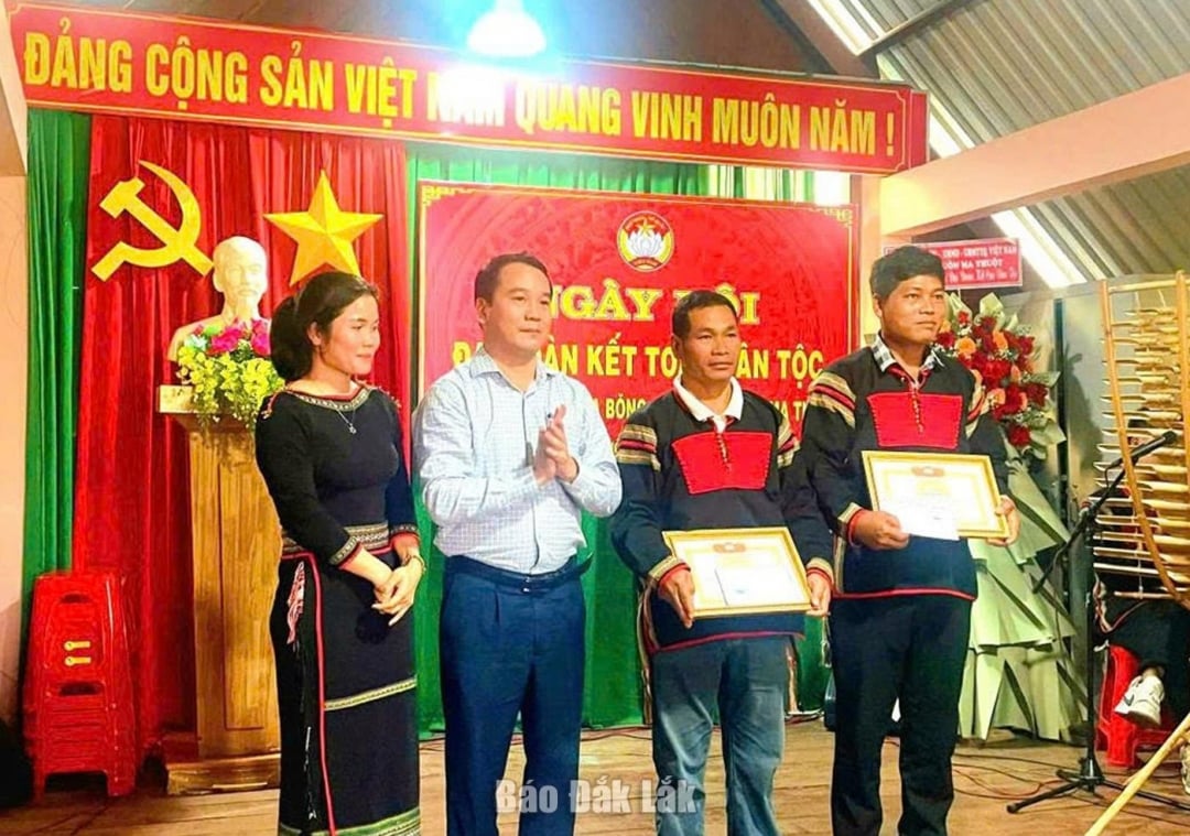 អនុប្រធានអចិន្ត្រៃយ៍គណៈកម្មាធិការបក្សសង្កាត់ Buon Ma Thuot លោក Nguyen Van Binh ប្រគល់ប័ណ្ណសរសើរជូនសមូហភាព និងបុគ្គលនៃសង្កាត់ Buon Ea Bong សង្កាត់ Buon Ma Thuot ជាមួយនឹងសមិទ្ធិផលលេចធ្លោក្នុងការអនុវត្តយុទ្ធនាការ “ប្រជាជនទាំងអស់រួបរួមកសាងជនបទថ្មី និងទីក្រុងស៊ីវិល័យឆ្នាំ ២០២៥”។