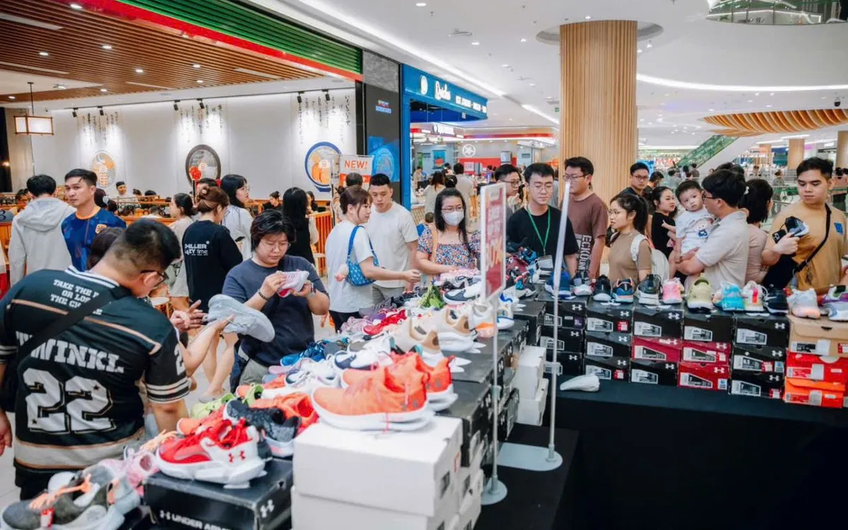 Người tiêu dùng mua sắm tại một sự kiện khuyến mãi hồi tháng 9.