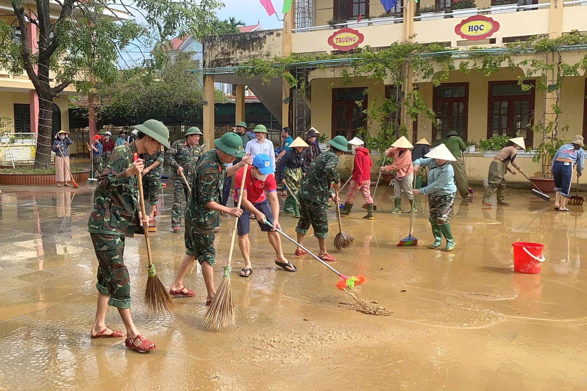 Bão lũ thay đổi cách tri ân ngày Nhà giáo - Ảnh 3.