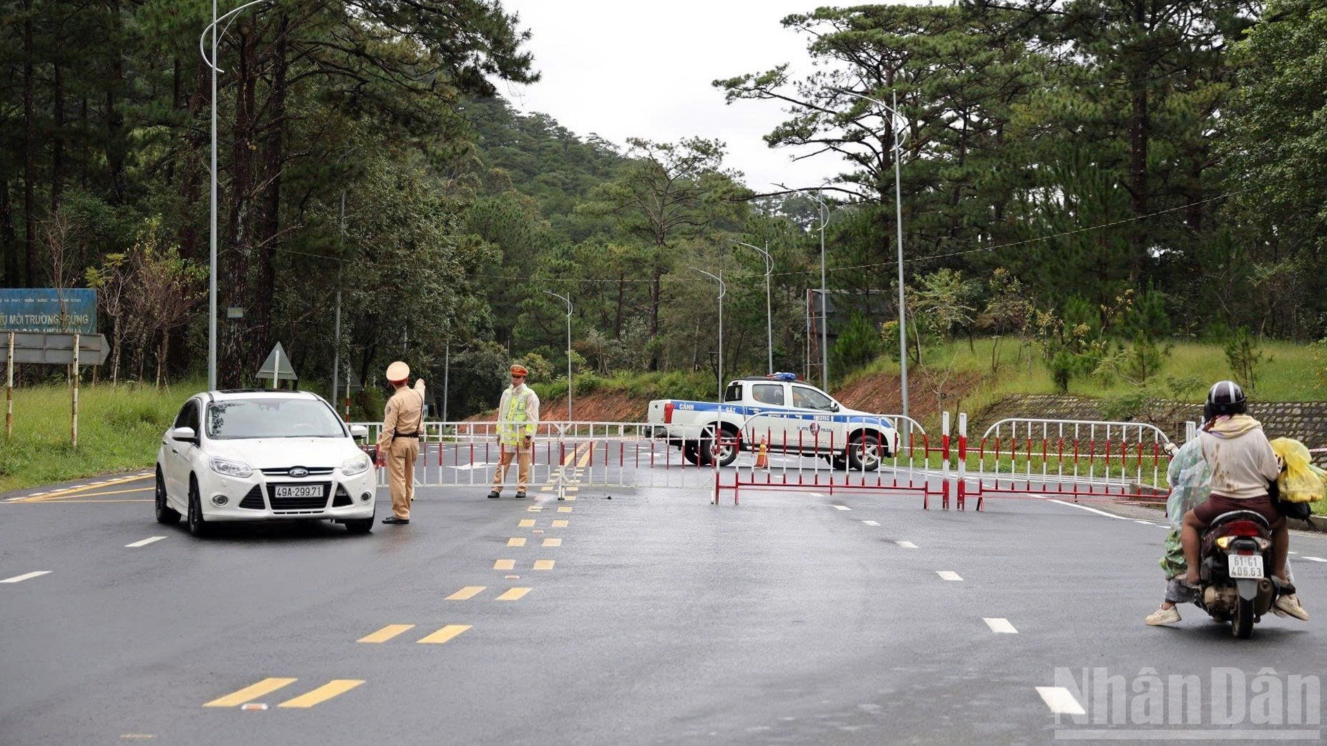 প্রেন পাসে যান চলাচল নিয়ন্ত্রণের জন্য ট্রাফিক পুলিশ দায়িত্ব পালন করছে। ndo_br_2-6126.jpg