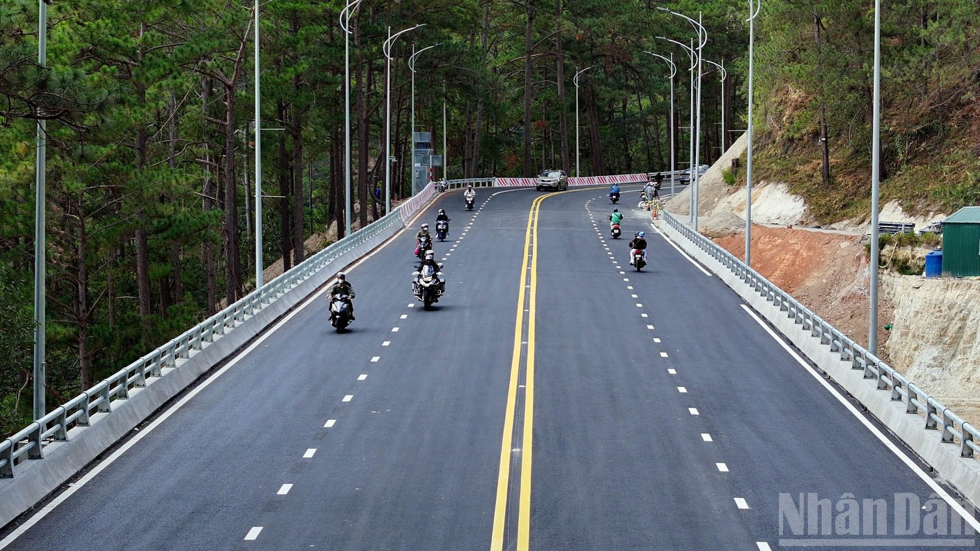 আপগ্রেড এবং সম্প্রসারণের পর, প্রেন পাসের একটি ১৪.৫ মিটার প্রশস্ত রাস্তা রয়েছে, যেখানে ৪টি গাড়ির লেন রয়েছে। ndo_br_16.jpg