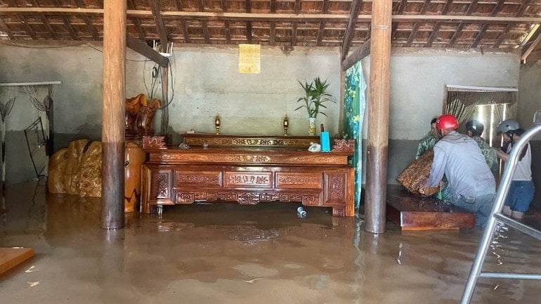 Protože hladina povodňové vody stoupala tak rychle, lidé měli čas jen vynést své věci vysoko, aby se vyhnuli škodám. img-0472-3372.jpg