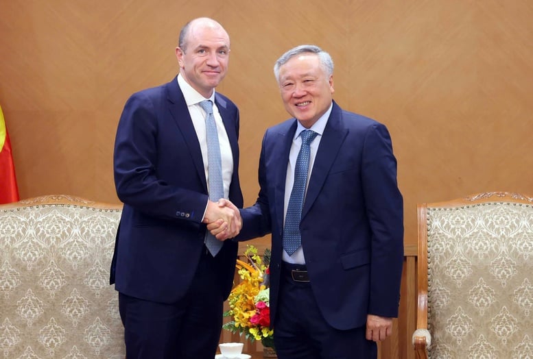 ທ່ານຮອງນາຍົກລັດຖະມົນຕີ ຫງວຽນຮ່ວາບິ່ງ ຕ້ອນຮັບທ່ານຜູ້ອຳນວຍການໃຫຍ່ກຸ່ມບໍລິສັດ Haeco - ຮູບ 1. Phó Thủ tướng Thường trực Nguyễn Hòa Bình tiếp Tổng Giám đốc Tập đoàn Haeco- Ảnh 1.