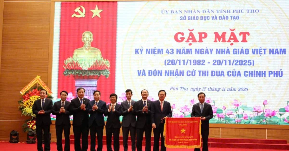 Sở GD&ĐT Phú Thọ đón nhận Cờ thi đua của Chính phủ và tri ân các thế hệ nhà giáo