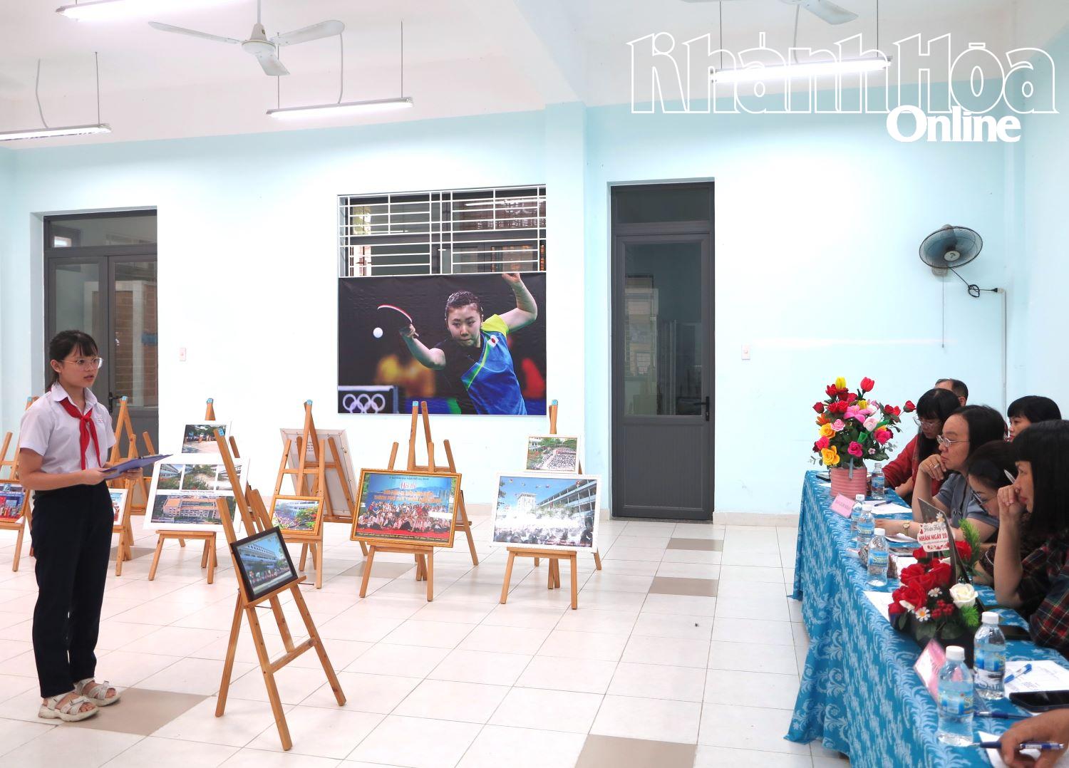 Học sinh thuyết trình về bức ảnh tham gia cuộc thi Tri ân thầy cô giáo.