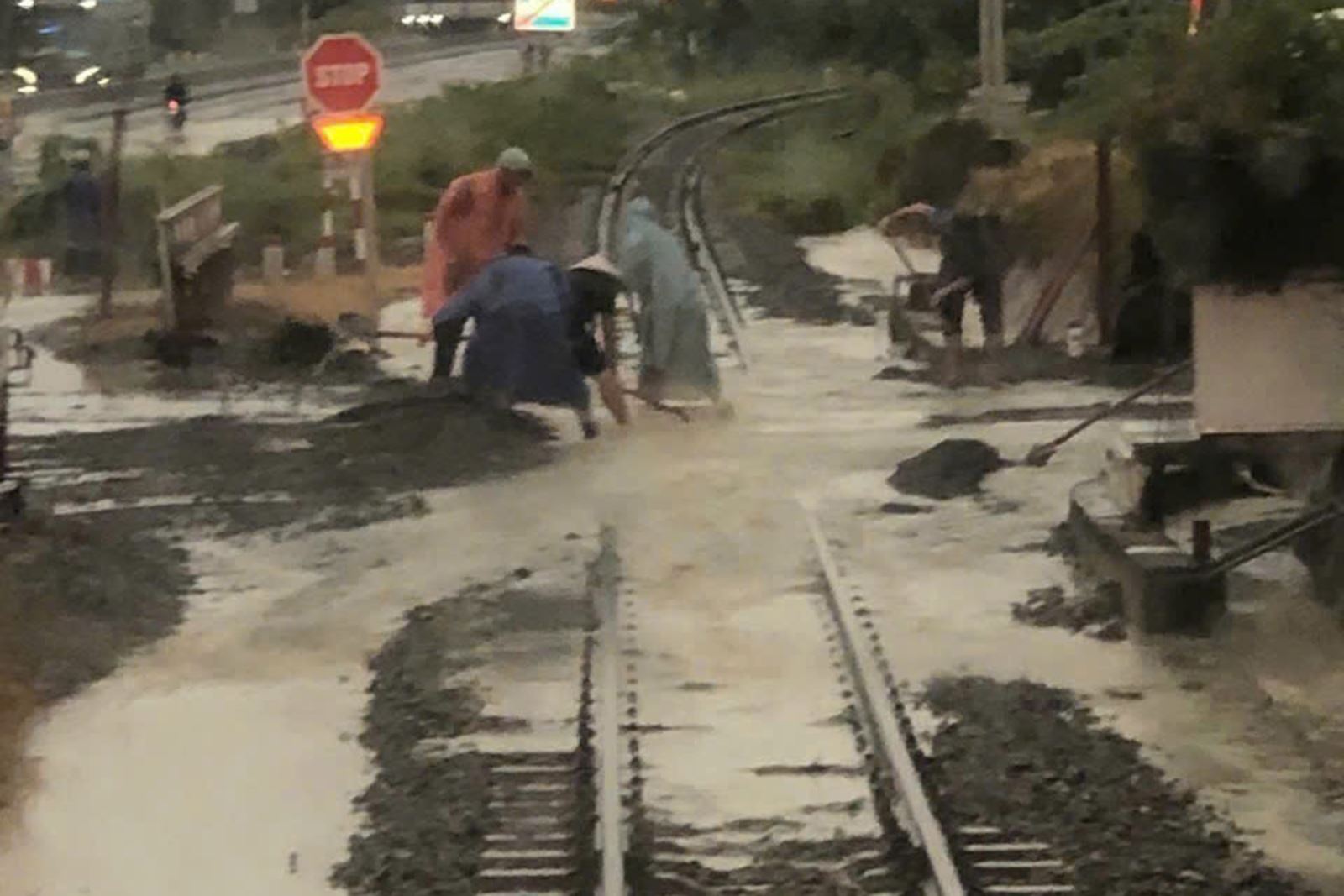 Ngừng chạy 25 tàu khách, hơn 2.000 hành khách bị ảnh hưởng