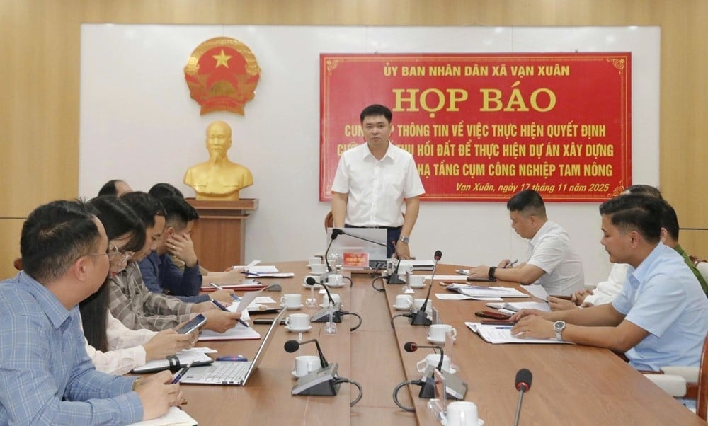 UBND xã Vạn Xuân họp báo cung cấp thông tin về việc thực hiện quyết định cưỡng chế thu hồi đất để thực hiện Dự án Xây dựng và kinh doanh hạ tầng Cụm công nghiệp Tam Nông. Ảnh: PT.